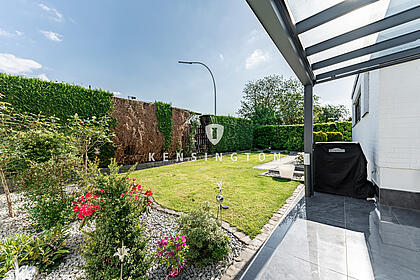 Garten mit überdachter Terrasse